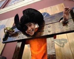 It also tells the stories of the pirates that plundered and sailed, while displaying tools and weapons, plundered goods and treasure and ships used by